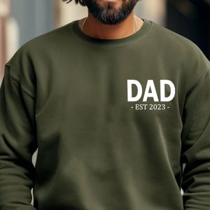 Dad Est 2025 Sweatshirt, New Dad Shirt, Gift for Dad, Pregnancy Announcement to Dad, Dad Surprise Gift, Dad Gift from Wife,Dad Birthday Gift