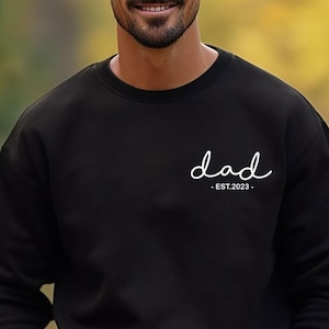 Dad Est 2025 Sweatshirt, New Dad Shirt, Gift for Dad, Pregnancy Announcement to Dad, Dad Surprise Gift, Dad Gift from Wife,Dad Birthday Gift