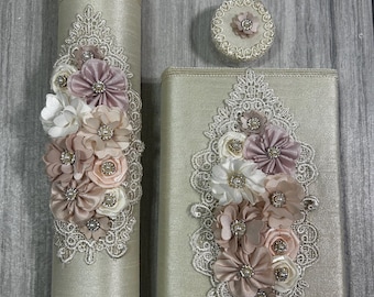 Bijbel en kaars (Engels en Spaans)