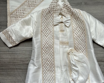 Dooppak: beige hemd, geborduurde details, inclusief hoed en deken