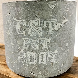 Vaso rustico personalizzato per anniversario - Cemento fatto a mano con iniziali incise e data dell'amore. Un regalo di compleanno premuroso.