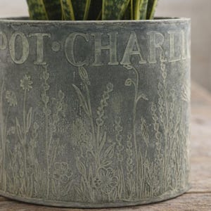 Regalo personalizado para el Día de la Madre. Maceta rústica personalizada con nombres familiares. ¿No sabes qué regalarle a mamá este Día de la Madre? ¡Consíguela!