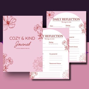 Op de afbeelding: Een roze journal met de tekst "COZY & KIND Journal" en bloemenillustraties. Het journal bevat dagelijkse reflectiepagina's met vragen over beoordeling, trotse momenten en toekomstige focus. Het ontwerp is zacht en uitnodigend.