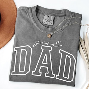 Comfort Colors Girl Dad Shirt – Father’s Day T-Shirt, Varsity Dad Tee with Script Girl, Gift for Dad from Daughter 画像 2