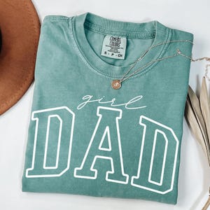 Comfort Colors Girl Dad Shirt – Father’s Day T-Shirt, Varsity Dad Tee with Script Girl, Gift for Dad from Daughter 画像 4