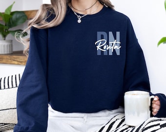 Sudadera de enfermera titulada personalizada con nombre, sudadera con capucha de bolsillo personalizada, atuendo de enfermera, ropa de agradecimiento para enfermeras, bonito regalo para enfermeras