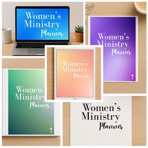 Puede incluir: Un portátil, una tableta y materiales impresos muestran el texto "Women's Ministry Planner". La pantalla del portátil tiene un fondo degradado azul. Los materiales impresos tienen fondos degradados en verde, morado y naranja. Una pequeña cruz está en la parte inferior de algunos materiales.