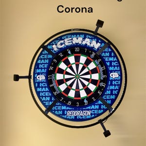 May include: A dartboard with a black frame, featuring a red, white, and green target area. The board has blue and white accents with the text "ICEMAN" and "REDDRAGON". The image also includes the text "Werkt enkel met Target Corona".