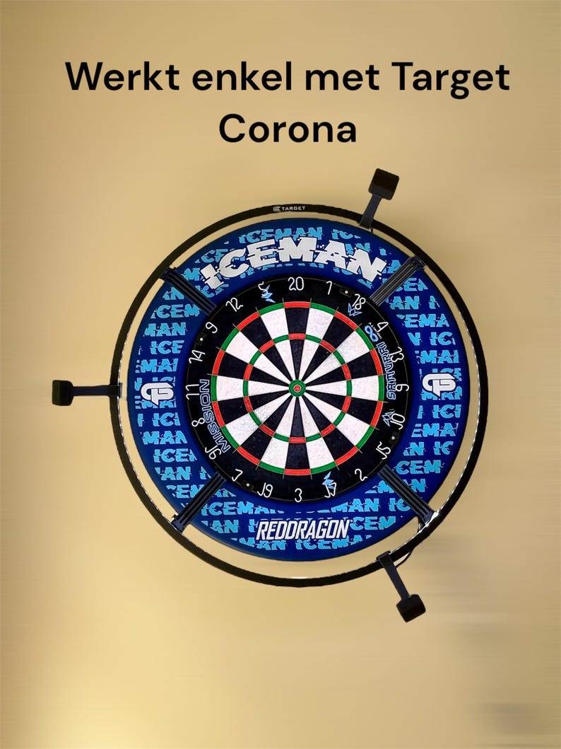 May include: A dartboard with a black frame, featuring a red, white, and green target area. The board has blue and white accents with the text "ICEMAN" and "REDDRAGON". The image also includes the text "Werkt enkel met Target Corona".