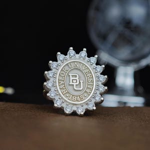 University Class Ring with Gemstone – Personalized College Jewelry for Graduation