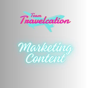 Könnte beinhalten: Grafik mit den Worten "Team Travelcation" über "Marketing Content". Der Text ist in einer Schreibschrift mit einer türkisfarbenen Flugzeuggrafik. Die Worte "Team Travelcation" sind in Pink und Türkis. Die Worte "Marketing Content" sind in Türkis.