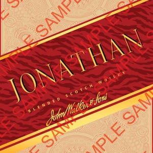 Puede incluir: Una etiqueta roja y dorada para una botella de whisky escocés mezclado, con el nombre "Jonathan" en letras doradas. La etiqueta incluye el texto "Happy Birthday" y un gráfico de un hombre caminando. La etiqueta también incluye el texto "John Walker & Sons".