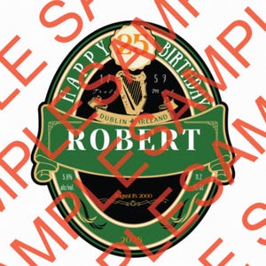 以下が含まれることがあります： 「Happy Birthday Robert」と「Dublin Ireland」の文字が入った、緑と黒のラベル。 ラベルにはハープと数字の25が表示されています。 ラベルには「5.6% alc/vol」と「11.2 fl oz」の文字も含まれています。