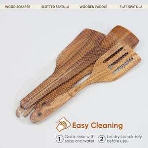 Może przedstawiać: Zestaw drewnianych przybor&oacute;w kuchennych, w tym drewniana skrobaczka, łopatka z otworami, drewniana łopatka i płaska szpatułka, zapakowane w siatkową torbę. Tekst "Easy Cleaning" jest wyświetlany z instrukcjami czyszczenia.