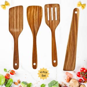 Może przedstawiać: Zestaw czterech drewnianych przybor&oacute;w kuchennych, w tym szpatułka, łopatka szczelinowa i dwa inne modele. Przybory wykonane są z jasnobrązowego drewna i mają naturalny wz&oacute;r słoj&oacute;w. Zestaw oznaczony jest jako "4 Pcs Set".