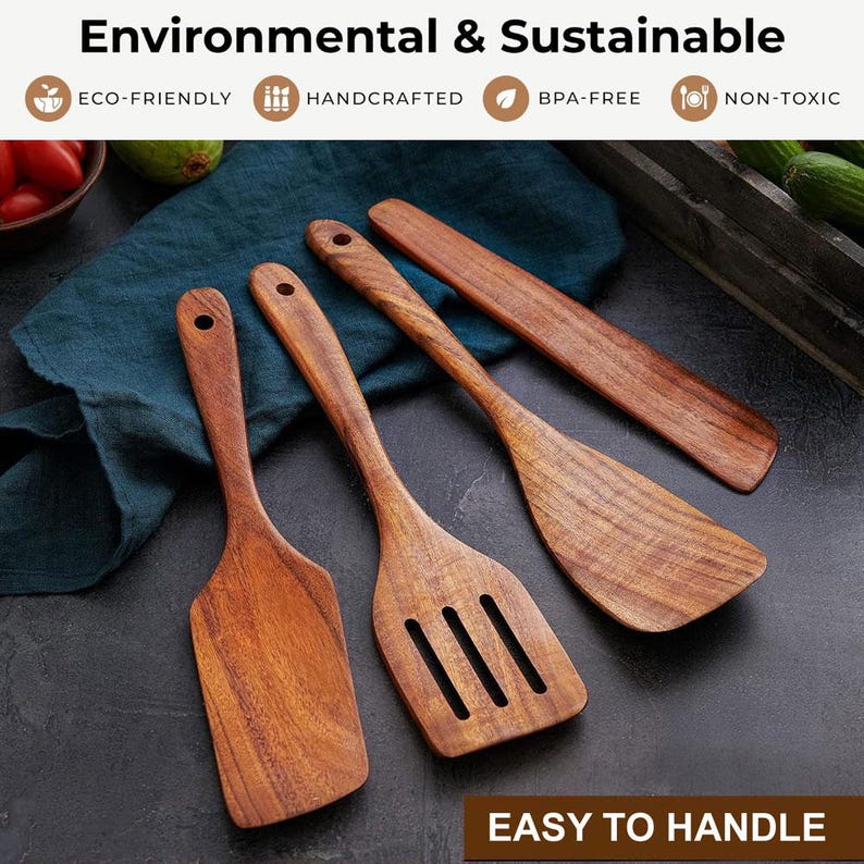 Może przedstawiać: Zestaw czterech drewnianych przybor&oacute;w kuchennych, w tym szpatułka, szpatułka z otworami i dwa inne narzędzia kuchenne. Przybory mają ciepły brązowy kolor i wydają się być ręcznie robione. Obraz zawiera tekst "Environmental & Sustainable" i "Easy to Handle".