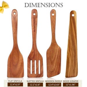 Może przedstawiać: Cztery drewniane przybory kuchenne: płaska szpatułka (31,5cm x 7,4cm), szpatułka z otworami (31cm x 7,1cm), drewniana łopatka (31,5cm x 6,7cm) i drewniana skrobaczka (30,5cm x 5cm). Każde narzędzie wykonane jest z jasnobrązowego drewna i ma otw&oacute;r w uchwycie do zawieszania. Widoczna jest nazwa marki "Big Zee Collections".