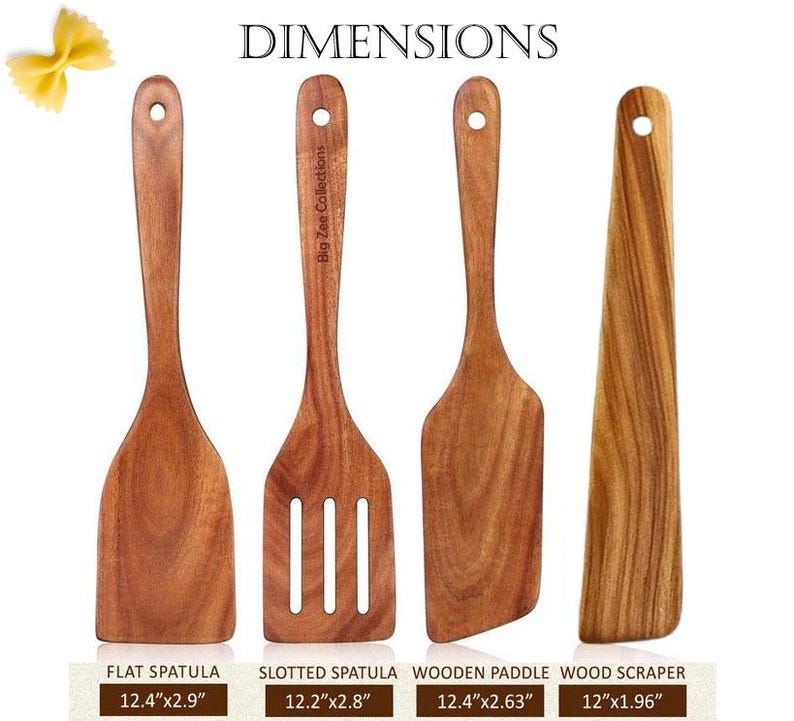 Może przedstawiać: Cztery drewniane przybory kuchenne: płaska szpatułka (31,5cm x 7,4cm), szpatułka z otworami (31cm x 7,1cm), drewniana łopatka (31,5cm x 6,7cm) i drewniana skrobaczka (30,5cm x 5cm). Każde narzędzie wykonane jest z jasnobrązowego drewna i ma otw&oacute;r w uchwycie do zawieszania. Widoczna jest nazwa marki "Big Zee Collections".
