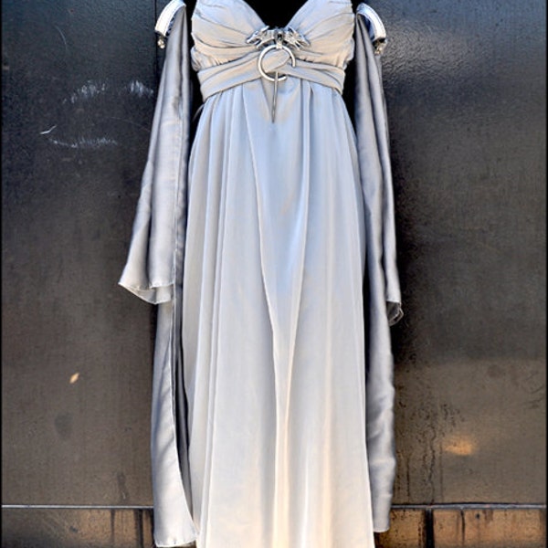 Daenerys Targaryen's Wedding gown with brooch