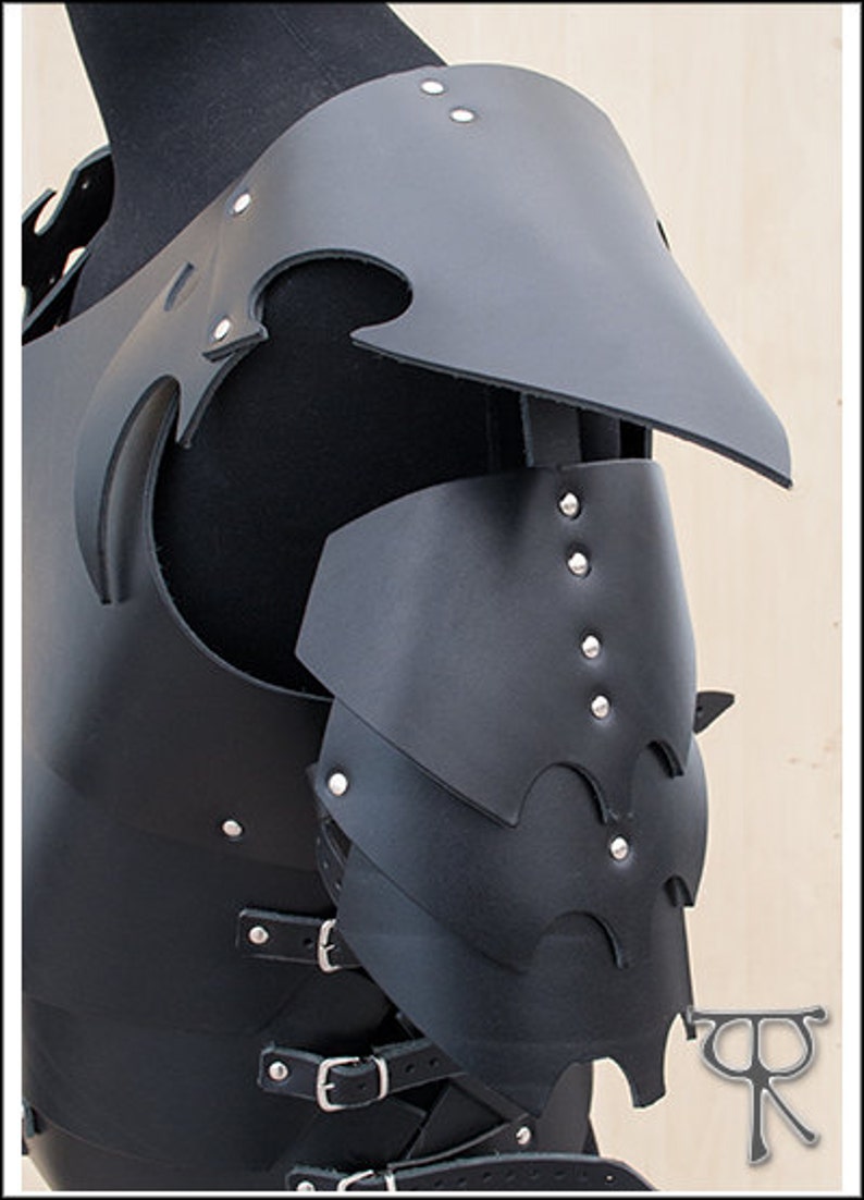 Dark Elf pauldrons in real leather, for Larp and fantasy enthusiasts. image 3