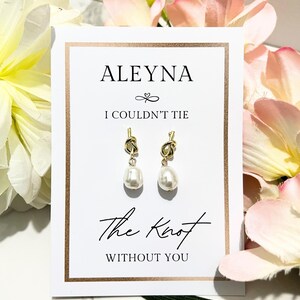 Boucles d'oreilles luxueuses en perles de demoiselle d'honneur nouées | Cadeau de proposition de demoiselle d'honneur | Boucles d'oreilles noeud | Accessoires de mariage Cadeau de proposition personnalisé