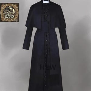 Könnte beinhalten: Eine schwarze Priesterkutte mit passendem Umhang und Kreuzanhänger. Das langärmlige Kleidungsstück hat eine Knopfleiste vorne und einen hohen Kragen. Das Bild enthält auch ein Logo mit der Aufschrift "Historical Era Wears".