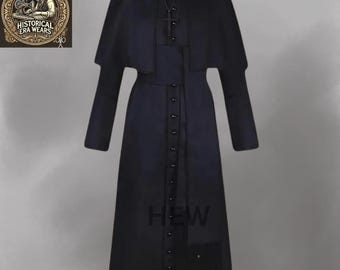 Pode incluir: Uma batina clerical preta com uma capa a condizer e um pendente de cruz. A peça de vestuário de manga comprida apresenta uma frente abotoada e uma gola alta. A imagem também inclui um logótipo que diz "Historical Era Wears".