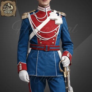 Könnte beinhalten: Eine blaue Militäruniform mit roten Akzenten, weißen Verzierungen und goldenen Schulterklappen. Die Jacke hat ein rotes Bruststück, goldene Knöpfe und eine weiße Schärpe. Die Uniform umfasst eine passende blaue Hose und einen roten Gürtel. Ein Schwert wird an der Seite gehalten.
