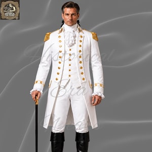 Op de afbeelding: Een wit historisch jas- en broekenensemble met gouden accenten, epauletten en knopen. De outfit bevat een geplooide cravat en zwarte laarzen. De afbeelding bevat de tekst "Historical Era Wears".