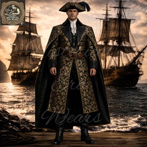 Può includere: Un cappotto da pirata nero e oro con cappello e stivali abbinati. Il cappotto presenta un motivo floreale ornato e un'ampia cintura. Un logo dell'epoca storica si trova nell'angolo in alto a sinistra. Due alte navi sono sullo sfondo.