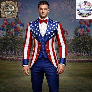 Op de afbeelding: Een patriottisch pak met een rood, wit en blauw ontwerp, met sterren en strepen. Het pak bestaat uit een jasje, vest en broek, gecombineerd met een rode vlinderdas. De tekst "4th of July Happy Independence Day" is ook aanwezig.