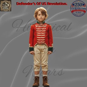 Puede incluir: Un niño con un disfraz rojo de la Guerra de la Independencia estadounidense. La chaqueta tiene botones y ribetes dorados, combinada con pantalones color beige y botas marrones. La imagen incluye el texto "Defender's Of US Revolution" y "250 US Revolution Celebrations 4th July Patriotic Costumes."