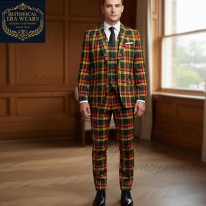 Può includere: Un completo a tre pezzi a quadri verdi, rossi e gialli. Il completo comprende giacca, gilet e pantaloni. La giacca ha un fazzoletto bianco. L'uomo indossa una camicia bianca e una cravatta nera. Il completo è di Historical Era Wears.