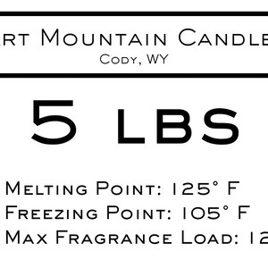 Puede incluir: Una etiqueta blanca con texto negro de Heart Mountain Candle Co, Cody, WY. La etiqueta indica que el producto pesa 2,27 kg. Detalles adicionales incluyen punto de fusi&oacute;n a 51,67&deg;C, punto de congelaci&oacute;n a 40,56&deg;C y carga m&aacute;xima de fragancia del 12%.