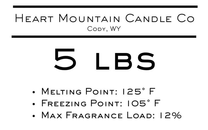Puede incluir: Una etiqueta blanca con texto negro de Heart Mountain Candle Co, Cody, WY. La etiqueta indica que el producto pesa 2,27 kg. Detalles adicionales incluyen punto de fusi&oacute;n a 51,67&deg;C, punto de congelaci&oacute;n a 40,56&deg;C y carga m&aacute;xima de fragancia del 12%.