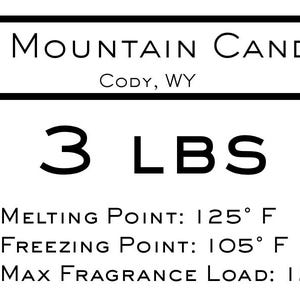 Puede incluir: Etiqueta blanca con texto negro para Heart Mountain Candle Co. La etiqueta indica "3 LBS" (aproximadamente 1,36 kg) e incluye los puntos de fusi&oacute;n y congelaci&oacute;n en Fahrenheit, y la carga m&aacute;xima de fragancia.