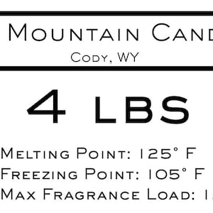 Puede incluir: Una etiqueta blanca con texto negro para Heart Mountain Candle Co. La etiqueta indica "4 LBS" (aproximadamente 1,8 kg) e incluye los puntos de fusi&oacute;n y congelaci&oacute;n en Fahrenheit, y la carga m&aacute;xima de fragancia.