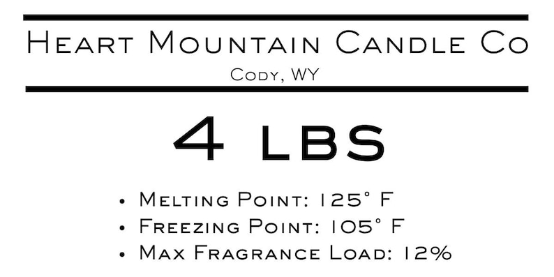 Puede incluir: Una etiqueta blanca con texto negro para Heart Mountain Candle Co. La etiqueta indica "4 LBS" (aproximadamente 1,8 kg) e incluye los puntos de fusi&oacute;n y congelaci&oacute;n en Fahrenheit, y la carga m&aacute;xima de fragancia.