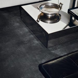 Alfombra de lana tejida a mano – Gris carbón liso. Ideal para salas de estar minimalistas y decoración moderna.
