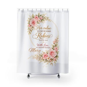 Puede incluir: Cortina de ducha blanca con un diseño floral con rosas rosas y hojas verdes. El texto dice "Her value is far beyond Rubies" y "With Love, To a Blessed Mother Mary".