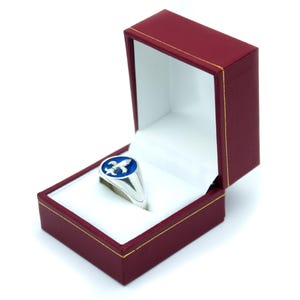 Anillo de flor de lis en plata de ley fundida
