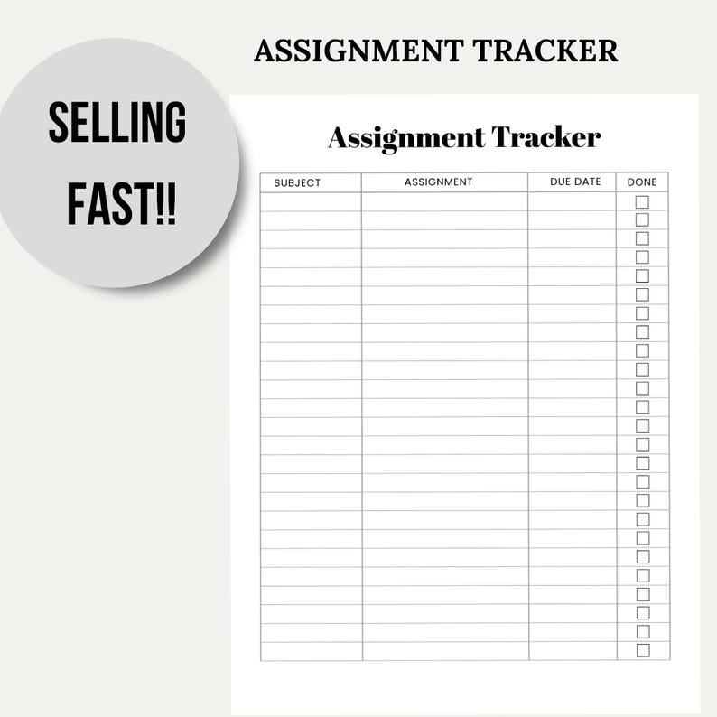 K&ouml;nnte beinhalten: Ein wei&szlig;er Aufgaben-Tracker mit dem Titel "Assignment Tracker" oben. Der Tracker enth&auml;lt Spalten f&uuml;r Betreff, Aufgabe, F&auml;lligkeitsdatum und ein Kontrollk&auml;stchen f&uuml;r den Abschluss. Die Worte "Selling Fast!!" stehen in einem wei&szlig;en Kreis oben links.