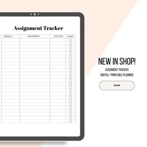 K&ouml;nnte beinhalten: Ein digitaler Aufgaben-Tracker, der auf einem Tablet angezeigt wird. Der Tracker enth&auml;lt Felder f&uuml;r Betreff, Aufgabe, F&auml;lligkeitsdatum und Erledigungsstatus. Der Text "NEW IN SHOP!" und "SHOP NOW" sind ebenfalls sichtbar.