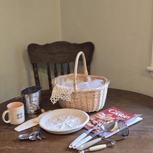 Cesta de cocina rústica con molde para galletas de mantequilla, utensilios de cocina vintage, cesta de regalo vintage con utensilios para hornear.