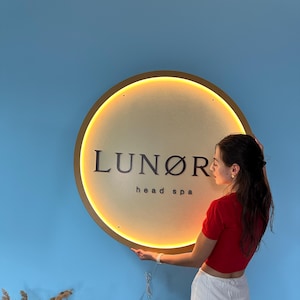 Custom LED Logo Sign for Business Wall – Personalized Round Wooden Light-Up Sign with Engraved Branding – Gift for Him, Christmas Decor