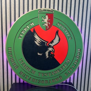 Round Wooden Coat of Arms LED Sign – Custom Illuminated Crest Wall Art – Personalized Family Shield Logo – Unique Backlit Heraldry Decor