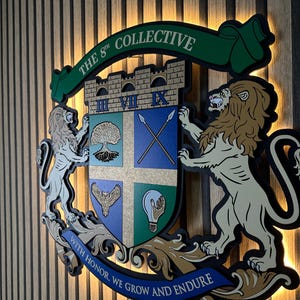 Puede incluir: Un escudo de madera con el texto "THE 8TH COLLECTIVE" en una pancarta verde. El escudo presenta un escudo con varios símbolos, incluyendo un árbol, un águila y una bombilla. Dos leones flanquean el escudo, y las palabras "WITH HONOR, WE GROW AND ENDURE" están en una pancarta azul.