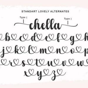 Puede incluir: Una fuente manuscrita negra con adornos en forma de coraz&oacute;n. La imagen muestra el alfabeto, con cada letra con un dise&ntilde;o de coraz&oacute;n. La palabra "chella" est&aacute; escrita en la parte superior. El texto "STANDART LOVELY ALTERNATES" tambi&eacute;n es visible.