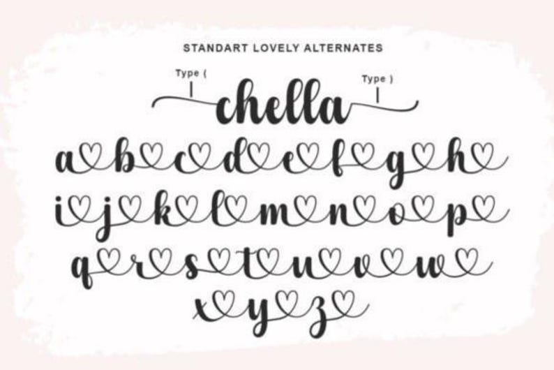 Puede incluir: Una fuente manuscrita negra con adornos en forma de coraz&oacute;n. La imagen muestra el alfabeto, con cada letra con un dise&ntilde;o de coraz&oacute;n. La palabra "chella" est&aacute; escrita en la parte superior. El texto "STANDART LOVELY ALTERNATES" tambi&eacute;n es visible.
