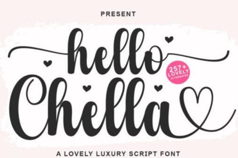 Puede incluir: Dise&ntilde;o gr&aacute;fico digital con las palabras "hello Chella" en una fuente cursiva fluida. Peque&ntilde;as formas de coraz&oacute;n est&aacute;n dispersas alrededor del texto. Las palabras "A Lovely Luxury Script Font" est&aacute;n en la parte inferior.